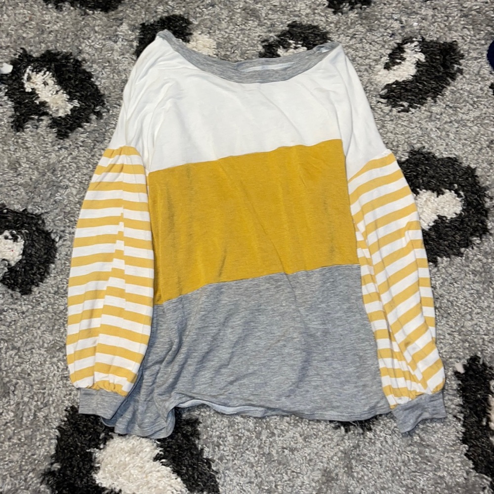 Super super cute long sleeve, only worn 2-3 times.